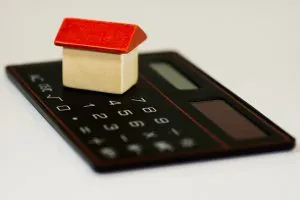 house on a calculator representing the cost of living in Hong Kong