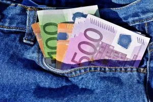 Money in a pocket that is the first thing that you could lose if do not keep private information safe during relocation