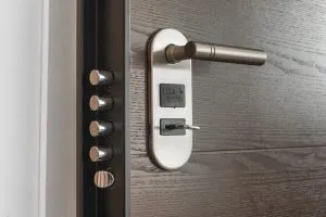 A door lock that burglar-proofs a home