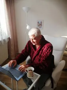 Picture of an older man using a computer. Retiring in Hong Kong will give you more opportunities for part-time work