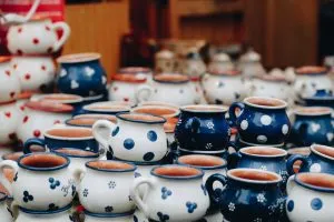 white and blue cups