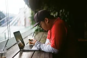 man reading on the computer about an effortless household move