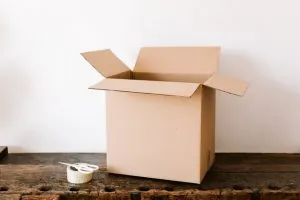 a box on the table - make a long distance move cheaper
