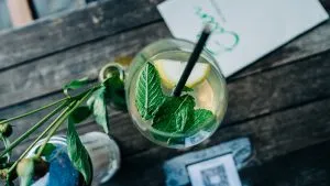 help your Hong Kong movers by giving them lemonade