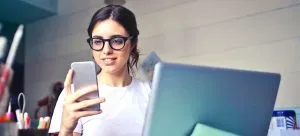 A woman organizing your flight when moving internationally