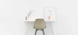 Table, chair and other simple details that represent minimalism.
