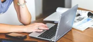 A person searching on how to rate international movers