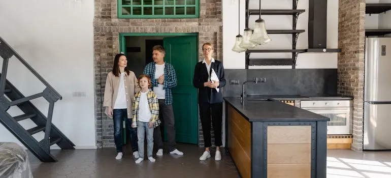 A family and a real estate agent talking about a financial comparison of living costs in Hong Kong and Las Vegas